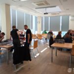 W przestronnym pomieszczeniu zgromadziło się ponad dwudziesto osób biorących udział w Klubie Gier Planszowych.