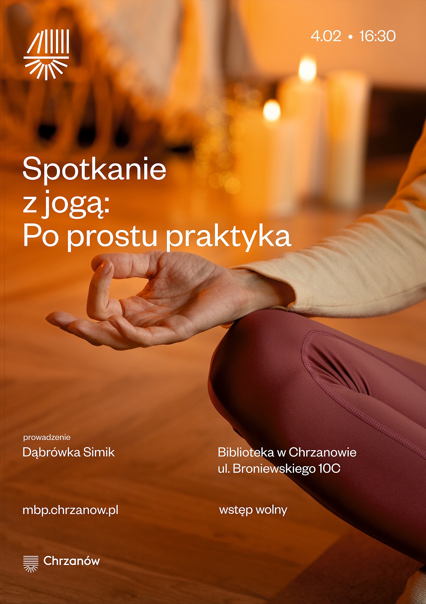 Kobieta w stroju do jogi siedzi w pozycji lotosu na poduszce, otoczona świecami, a na plakacie widnieje informacja o spotkaniu z jogą.