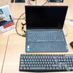 Laptop z klawiaturą, sprzęt informatyczny zakupiony dla Klubu Rozwoju Cyfrowego.