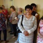 Publiczność uczestniczy w koncercie, śpiewając i aplaudując stojąc.