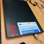 Urządzenie do wspomagania osób z niepełnosprawnościami w dostępie do technologii.