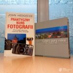 Książki o fotografii na stole podczas warsztatów dla seniorów.