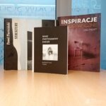 Książki o fotografii na stole - inspiracja dla pasjonatów.