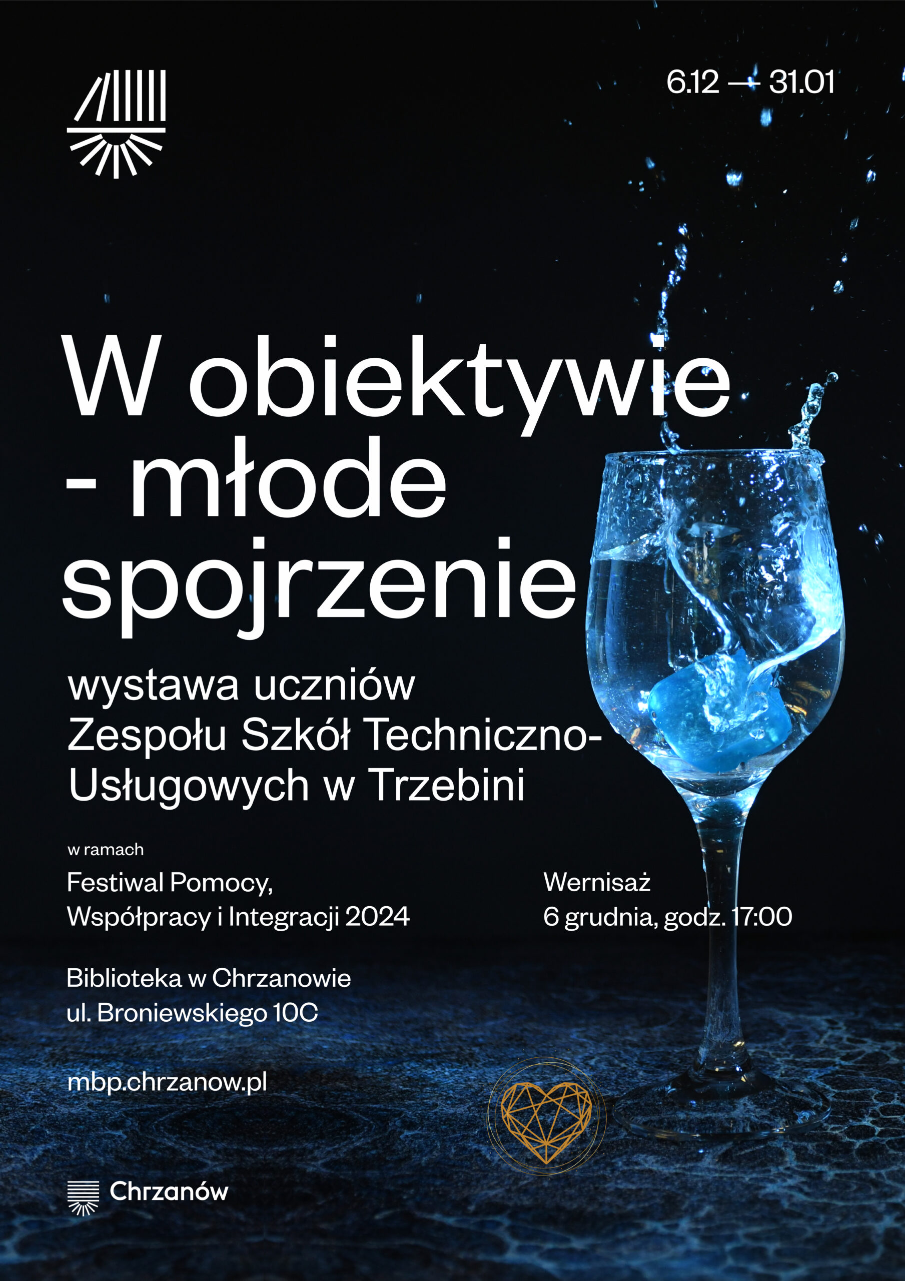 Plakat ogłaszający wystawę fotograficzną uczniów pod tytułem "W obiektywie - młode spojrzenie" w Chrzanowie, z motywem kropel wody i kieliszka.