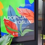 Plakat informuje o możliwości adopcji roślin.