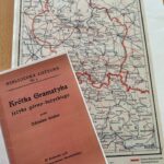 Mapa przedstawiająca obszar zamieszkania ludności łużyckiej, obok książki z serii "Biblioteka Literatury".