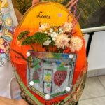 Ręcznie ozdobiona kokosowa torba z kwiatami i malowanym motywem, pamiątka warsztatów plastycznych.