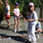 Dzieci bawią się na placu podczas pikniku związanego z Europejskim Dniem Bez Samochodu.