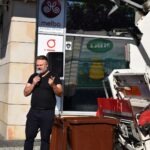 Mężczyzna przemawia do publiczności podczas wydarzenia promującego alternatywne formy transportu i ochronę środowiska.