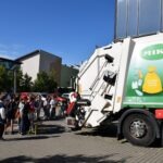 Śmieciarka stoi zaparkowana na placu podczas wydarzenia promującego Europejski Dzień Bez Samochodu.
