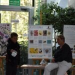 Dzieci uczestniczą w warsztatach edukacyjnych, obserwując prezentację dotyczącą segregacji odpadów.