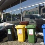Na terenie wydarzenia ustawiono pojemniki do segregacji odpadów o różnych kolorach.