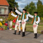 Tancerze w regionalnych strojach podczas Święta Miodu w Płazie.