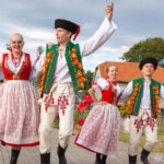 Tancerze zespołu Krakowiaczek prezentują ludowe tańce z regionu lubelskiego i Spiszu podczas Święta Miodu w Płazie.