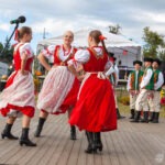 Tancerze w regionalnych strojach podczas Święta Miodu w Płazie.