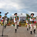 Zespół folklorystyczny w strojach regionalnych prezentuje taniec podczas Święta Miodu w Płazie.