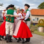 Zespół folklorystyczny prezentuje tańce regionalne podczas Święta Miodu w Płazie.