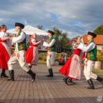 Zespół folklorystyczny prezentuje tańce regionalne podczas Święta Miodu w Płazie.