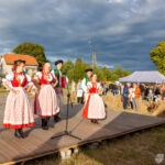 Zespół folklorystyczny prezentuje tańce regionalne podczas Święta Miodu w Płazie.