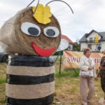Słoma w kształcie pszczoły stoi na łące podczas Święta Miodu.