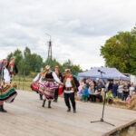 Zespół folklorystyczny prezentuje tańce regionalne podczas Święta Miodu w Płazie.