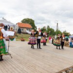 Zespół folklorystyczny prezentuje tańce regionalne podczas Święta Miodu w Płazie.