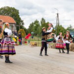 Zespół folklorystyczny prezentuje tańce regionalne podczas Święta Miodu w Płazie.