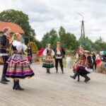 Zespół folklorystyczny prezentuje tańce regionalne podczas Święta Miodu w Płazie.