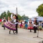 Zespół folklorystyczny prezentuje tańce regionalne podczas Święta Miodu w Płazie.