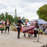 Zespół folklorystyczny prezentuje tańce regionalne podczas Święta Miodu w Płazie.
