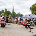 Zespół folklorystyczny prezentuje tańce regionalne podczas Święta Miodu w Płazie.