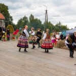Zespół folklorystyczny prezentuje tańce regionalne podczas Święta Miodu w Płazie.