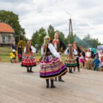 Tancerze w strojach ludowych występują podczas Święta Miodu w Płazie.