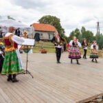 Zespół folklorystyczny prezentuje tańce regionalne podczas Święta Miodu w Płazie.