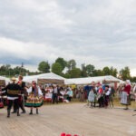Tancerze w strojach ludowych występują podczas Święta Miodu w Płazie.