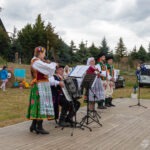 Zespół folklorystyczny w strojach regionalnych prezentuje tańce podczas Święta Miodu w Płazie.