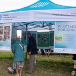 Stoisko Biblioteki w Płazie podczas Święta Miodu z wystawą związaną z projektem "W rytmie pór roku".