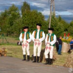Trzej mężczyźni w strojach ludowych z regionu lubelskiego i Spiszu podczas Święta Miodu w Płazie.