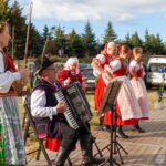 Zespół folklorystyczny grający i tańczący podczas Święta Miodu w Płazie.