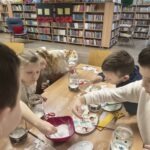 Dzieci podczas warsztatów tworzą lampiony z dzwoneczkami, symbolizujące wirtualną podróż pociągiem Ekspres Polarny.