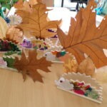 Dzieci uformowały jeże z drewna i liści podczas warsztatów plastycznych.