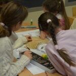 Dzieci pracują wspólnie nad plastyczną interpretacją postaci Człowieka Śniegu.