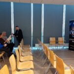 W sali konferencyjnej ustawione są krzesła dla uczestników spotkania poświęconego bezpieczeństwu cyfrowemu.