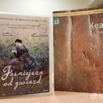 Na półce leżą dwie książki: "Faśnicza od gwiazd" oraz tomik Keatsa.