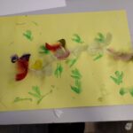 Dzieci stworzyły prace plastyczne z wykorzystaniem naturalnych materiałów na warsztatach bibliotecznych.