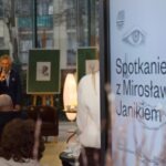 Plakat informuje o spotkaniu z Mirosławem Janikiem.