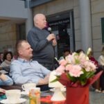 Mężczyzna z mikrofonem przemawia do zebranej publiczności podczas spotkania Akademii Słowa.