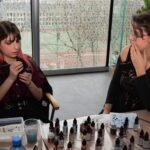 Uczestnicy warsztatów wąchają olejki eteryczne podczas jednego z wydarzeń ChrzanCon w bibliotece.