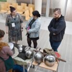 Uczestnicy ChrzanCon oglądają wystawę rekonstruowanych naczyn z epoki średniowiecznej.