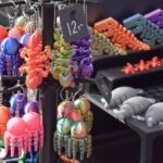 Na półce znajdują się pluszowe zabawki w kształcie morskich stworzeń, takich jak ośmiornice i kraby.